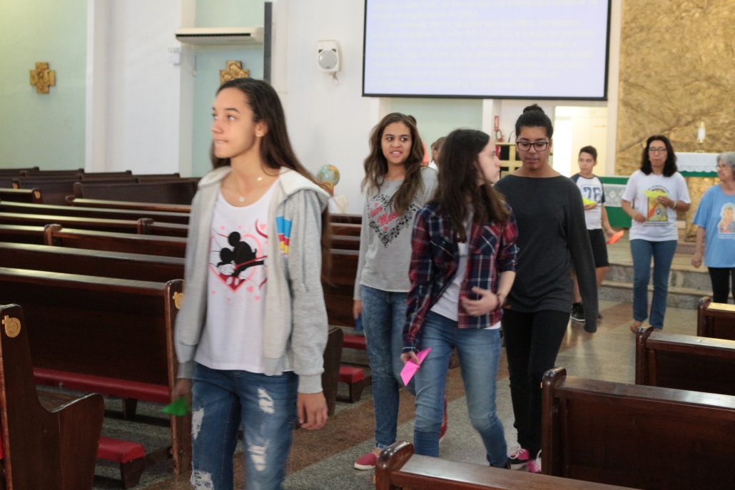 Fotos projeto Crianças Adoradoras – Paróquia do Verbo Divino